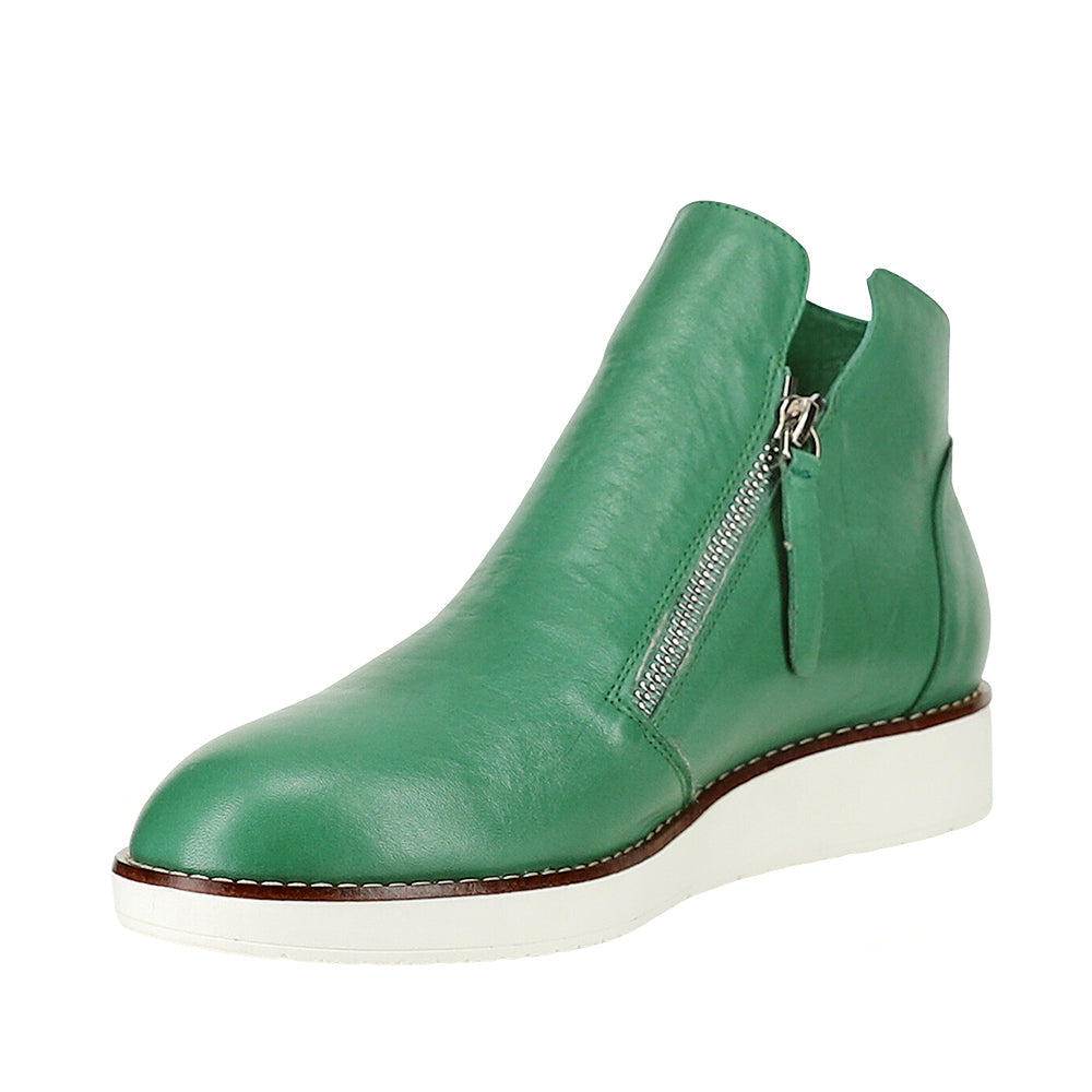 Le Sansa Ronnie Pine boots featuring a sleek leather design with ankle height and stylish stitching.
