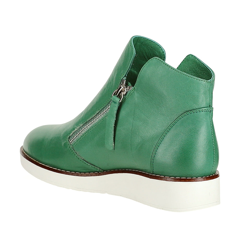 Le Sansa Ronnie Pine boots featuring a sleek leather design with lace-up front and sturdy sole, perfect for casual wear.