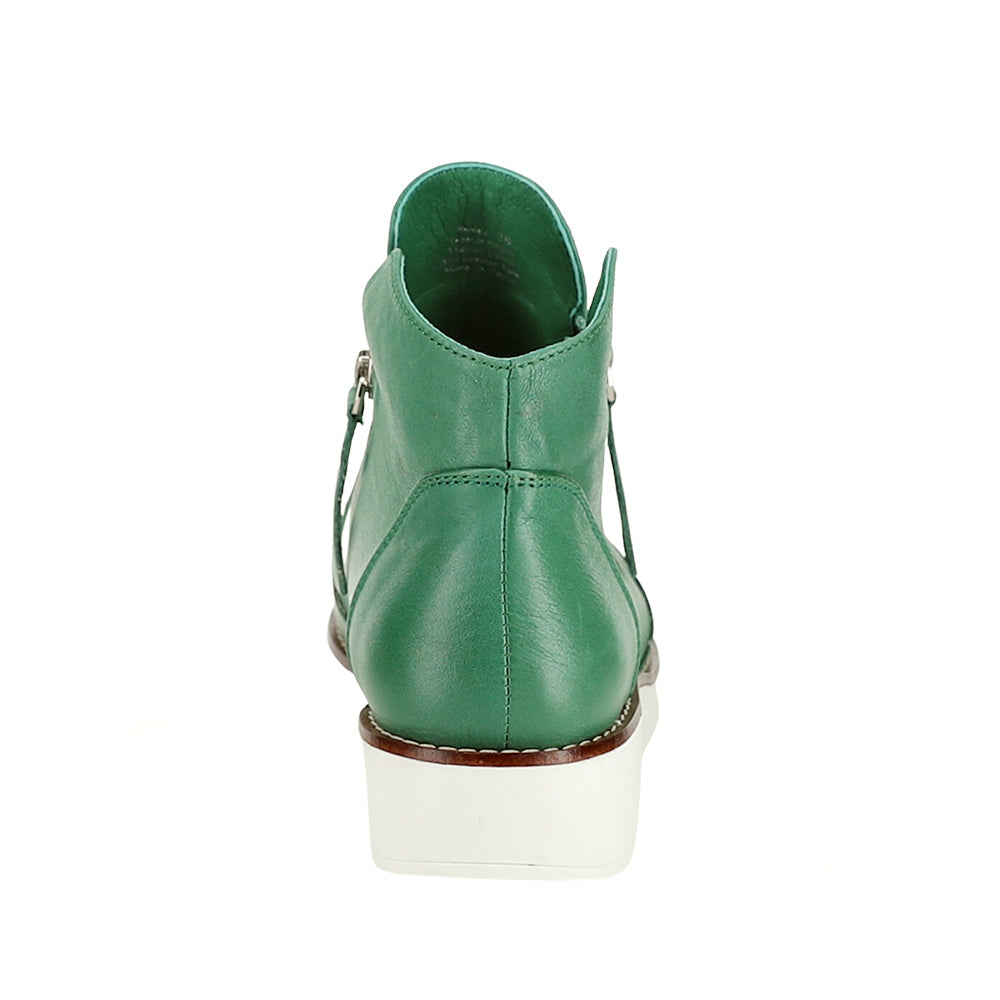 Le Sansa Ronnie Pine boots with ankle-high design, tan leather, and stylish stitching, perfect for casual or dressy outfits.