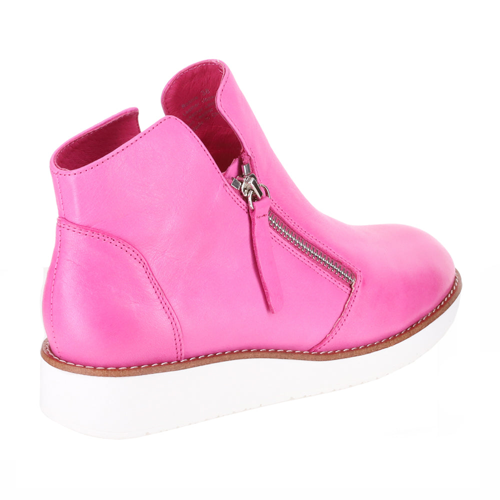 Le Sansa Ronnie Hot Pink boots featuring a stylish design and vibrant color, perfect for trendy fashion statements.
