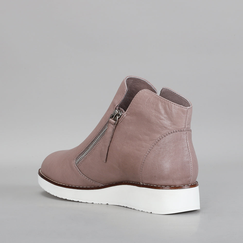 Le Sansa Ronnie taupe boots with ankle-high design and stylish stitching, perfect for casual or dressy outfits.