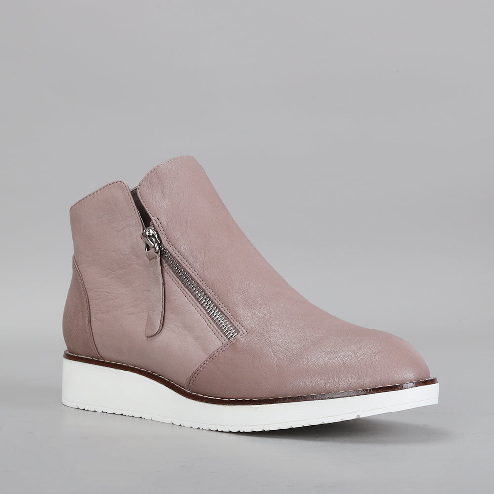 Le Sansa Ronnie taupe boots with ankle-high design and stylish suede finish, perfect for casual or chic outfits.