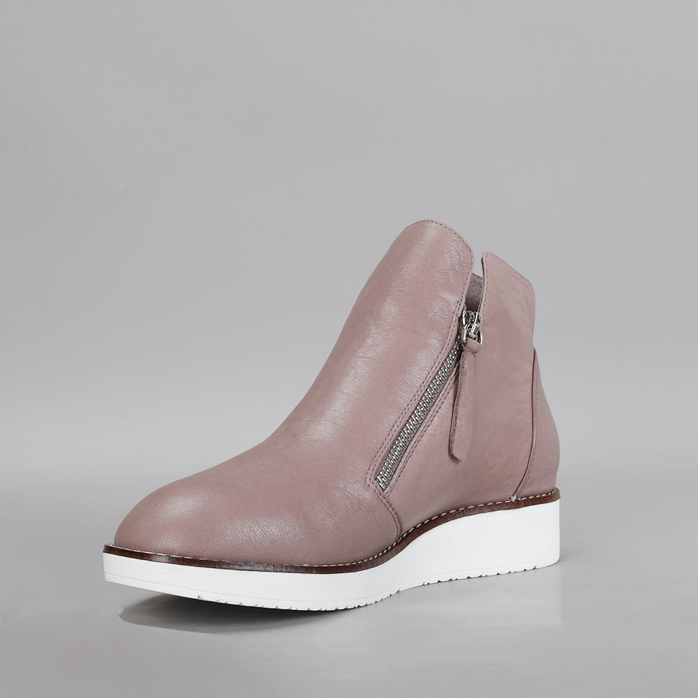 Le Sansa Ronnie taupe boots with chunky heel and ankle height, featuring smooth leather and stylish design.