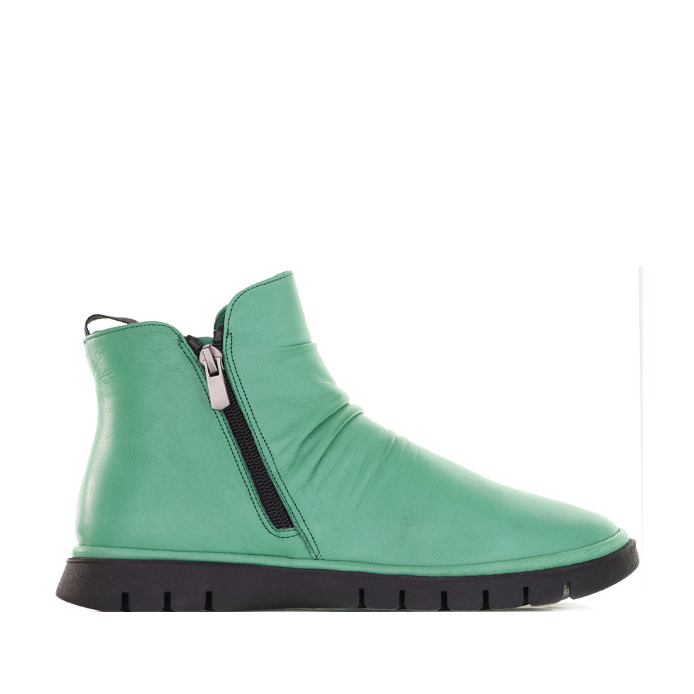 Le Sansa Lesansa Rubel Jade boots with pointed toes and block heels, crafted in smooth green leather.