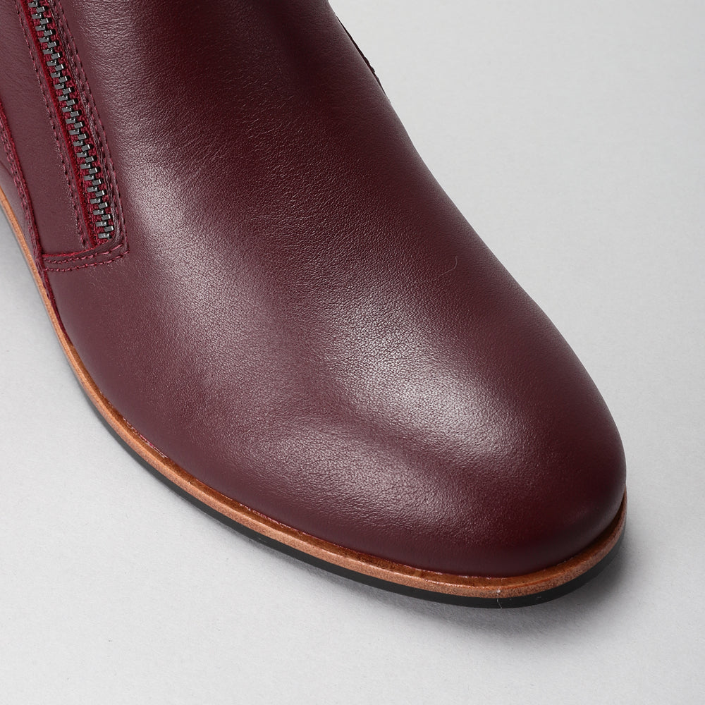 LE SANSA Refine Merlot Patent boots showing sleek maroon leather with pointed toes and stylish block heels.