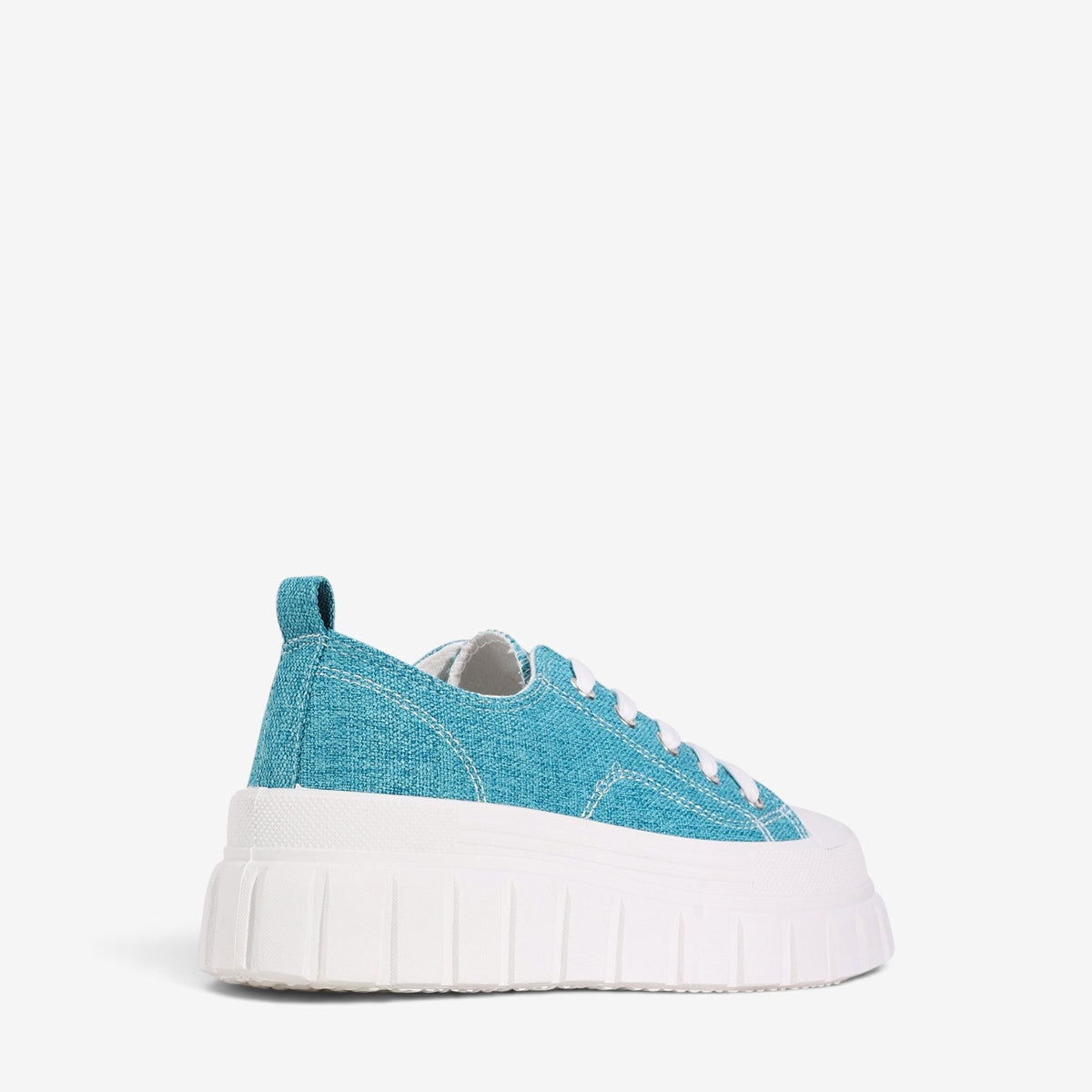 Los Cabos Runna Aqua sneakers in vibrant aqua, featuring breathable mesh uppers and cushioned soles for casual comfort