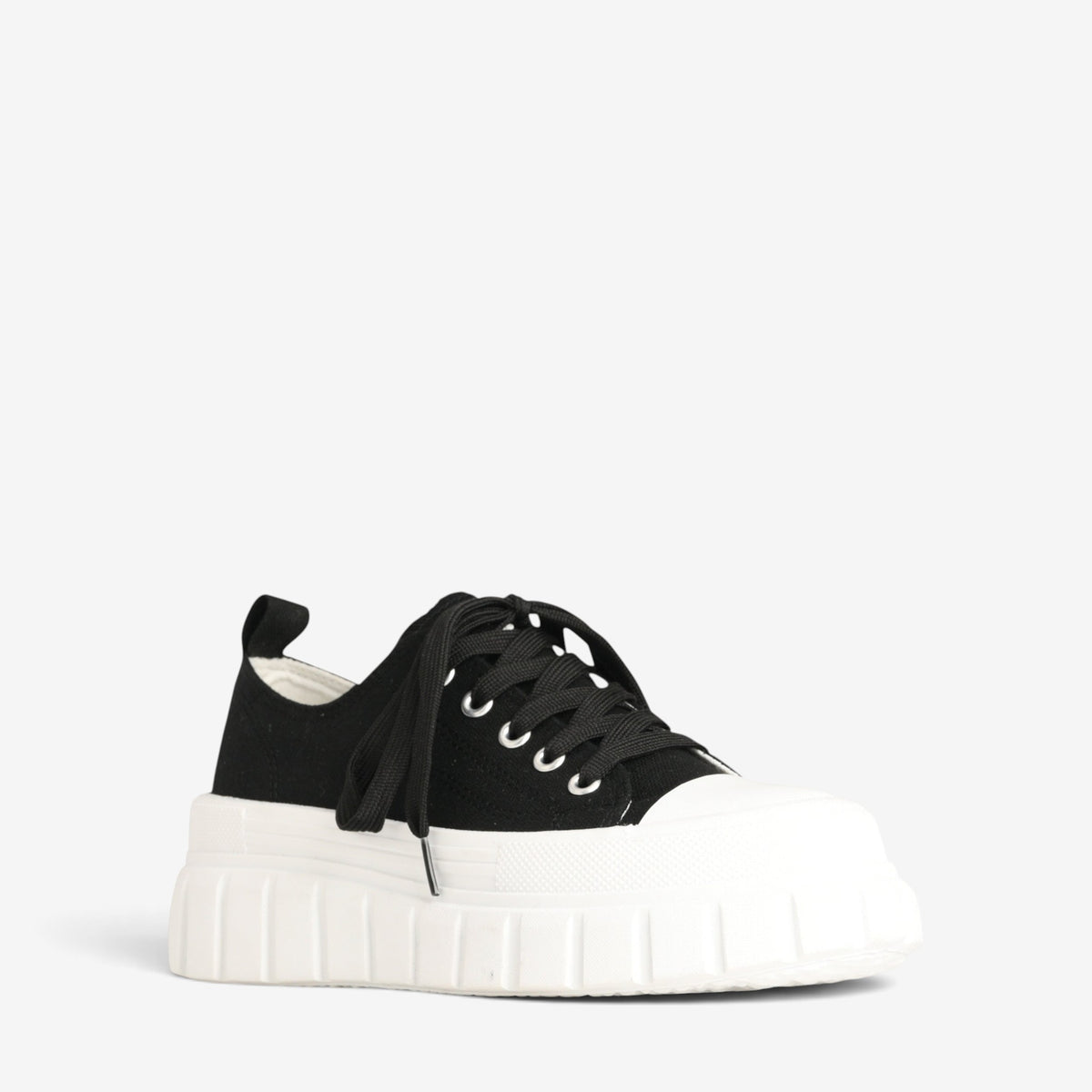 Black Los Cabos Runna sneakers shown from an angled view, featuring a sleek design with comfortable athletic style.