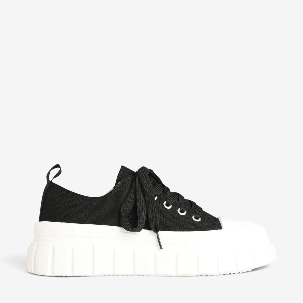 Los Cabos Runna Black sneakers shown from outside, featuring black athletic shoes with stylish design and comfortable fit.
