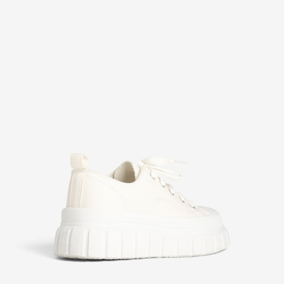Los Cabos Runna White sneakers shown from the back angle, featuring a clean white design and stylish athletic fit.