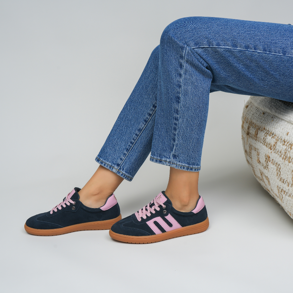 Le Sansa Juno sneakers in navy and baby pink, stylish casual sneakers with a modern design and comfortable fit.