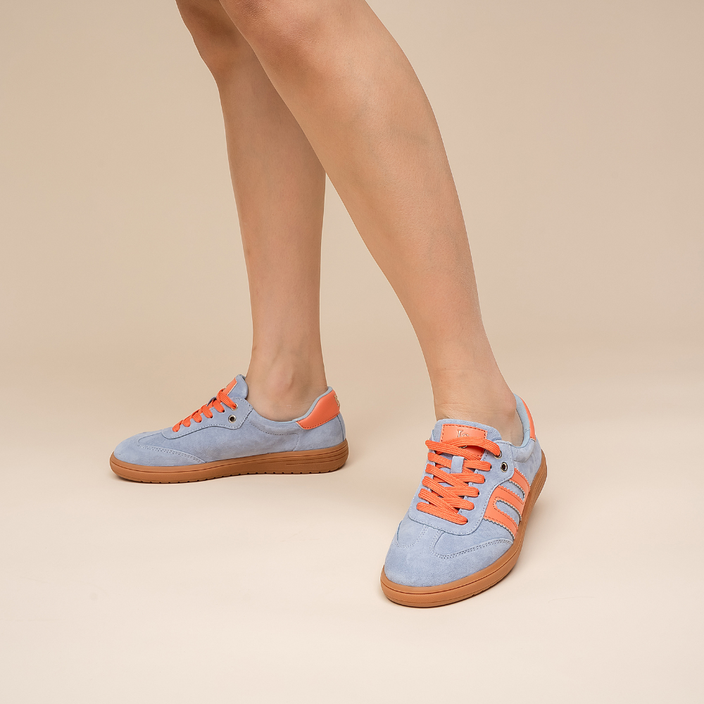 Le Sansa Juno sneakers in pale blue and orange with stylish, breathable design and sporty laces for active wear.