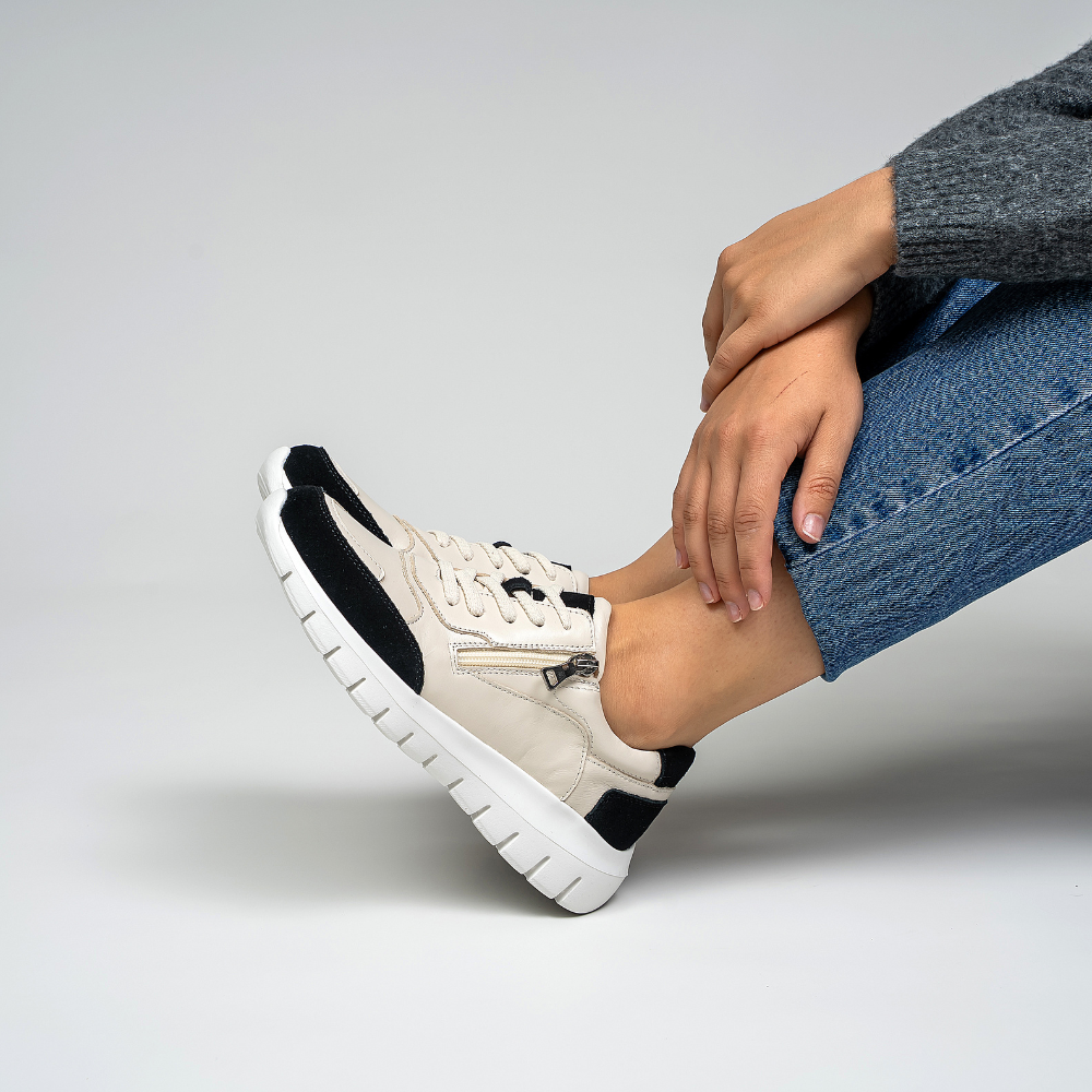 Black Le Sansa Ryder sneakers with sleek design and comfortable fit, featuring a stylish and modern look.
