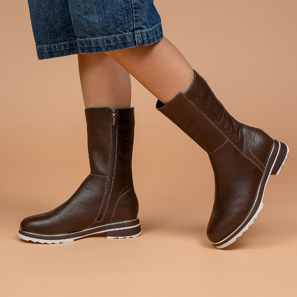 Le Sansa Buffy chocolate boots with ankle-high design and stylish appearance, perfect for casual or dressy outfits.
