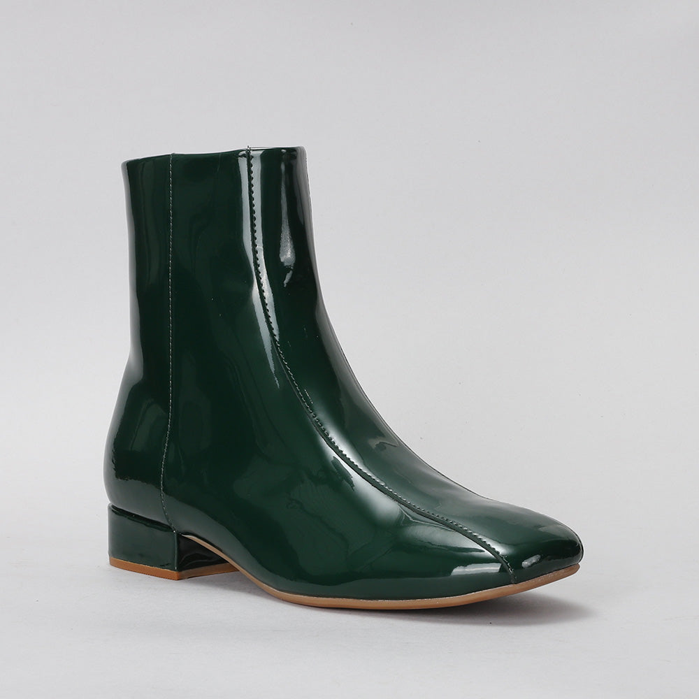 Le Sansa Sasha green leather boots with patent finish, stylish ankle-length design, and sleek silhouette.