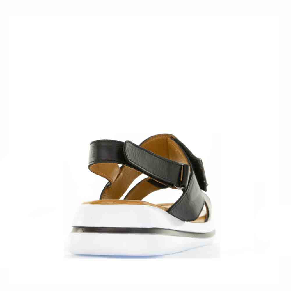 Le Sansa Lesansa Sima black sandals with strappy design and flat sole, perfect for casual summer wear.