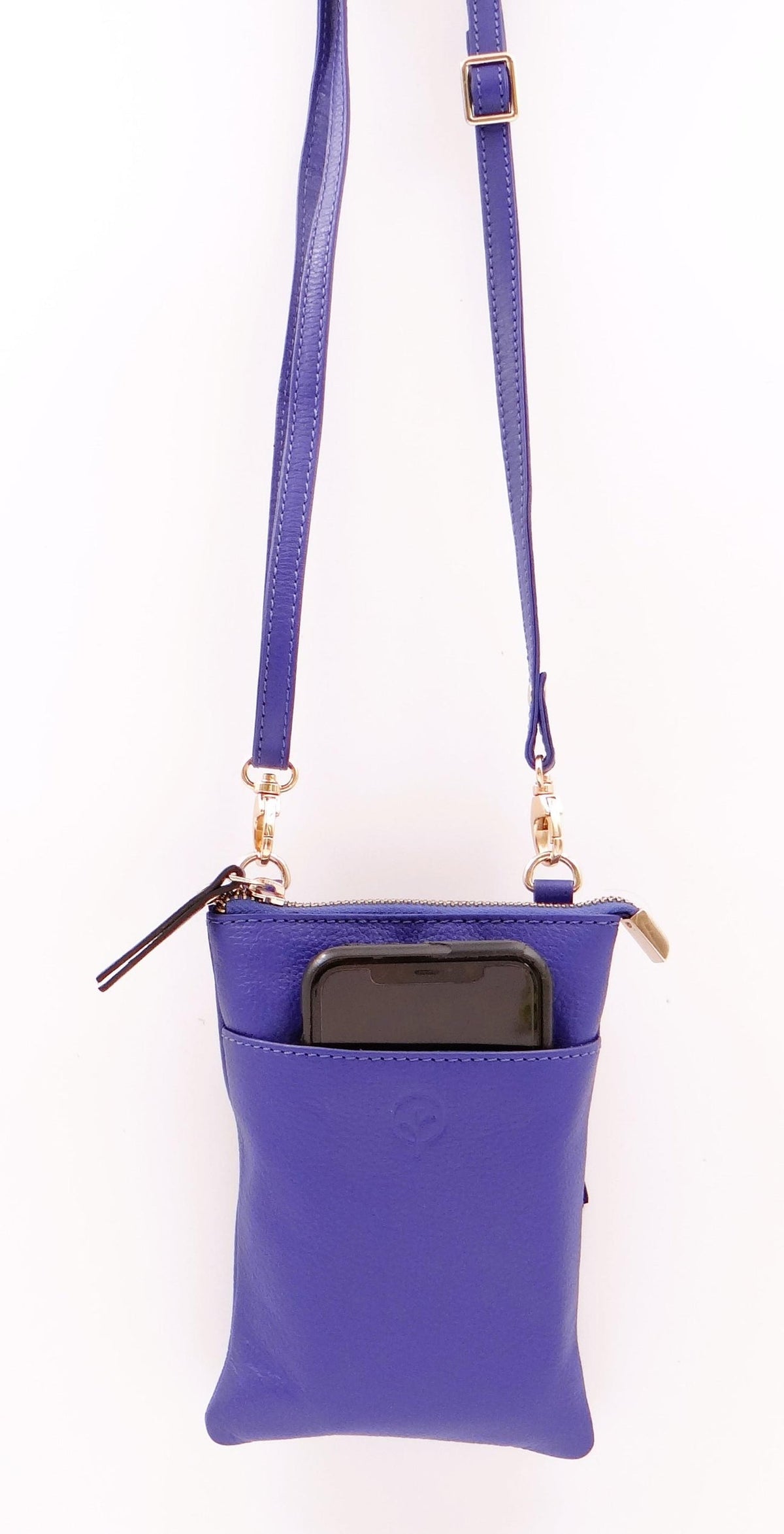 Second Nature SECOND NATURE ST57 Iris handbag featuring a stylish design with textured material and elegant handles.