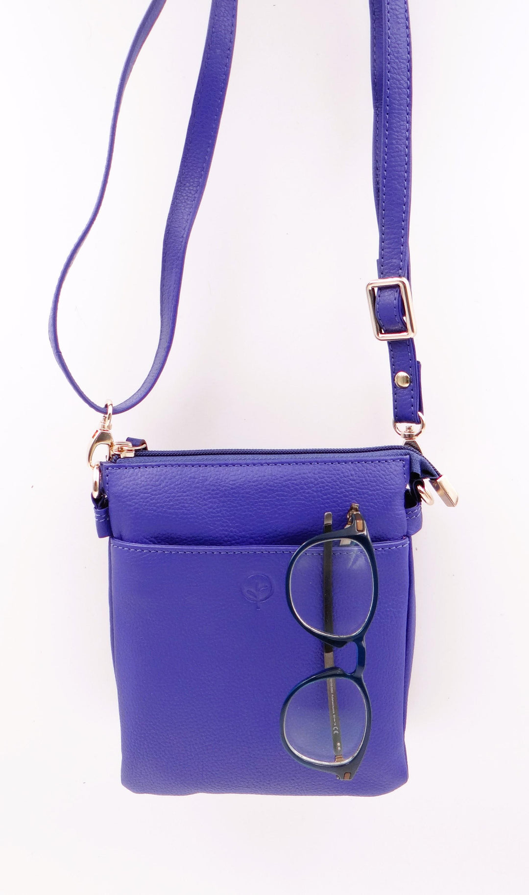 Second Nature Second Nature ST64 Iris handbag with sleek design, featuring textured material and stylish details.