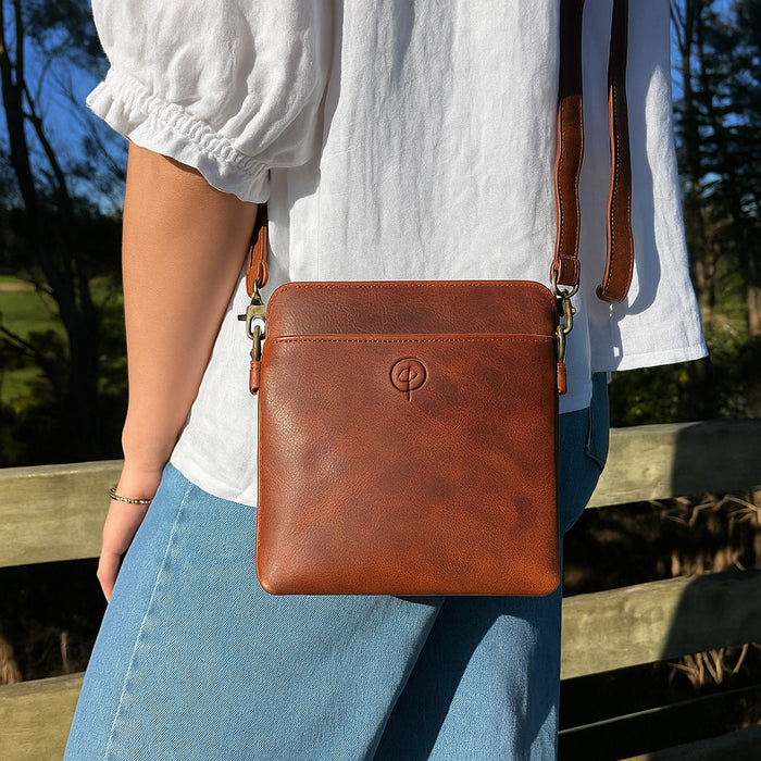 Second Nature SECOND NATURE ST64 VINTAGE handbag, stylish leather bag with vintage design and sturdy handles.