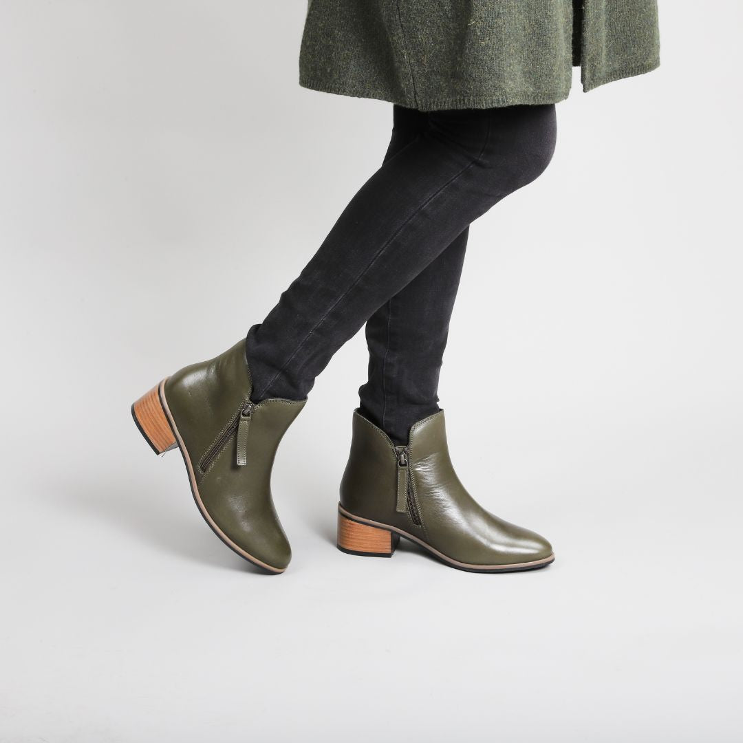 Le Sansa Oxley olive boots with ankle-high design and lace-up closure, featuring a stylish and versatile look.