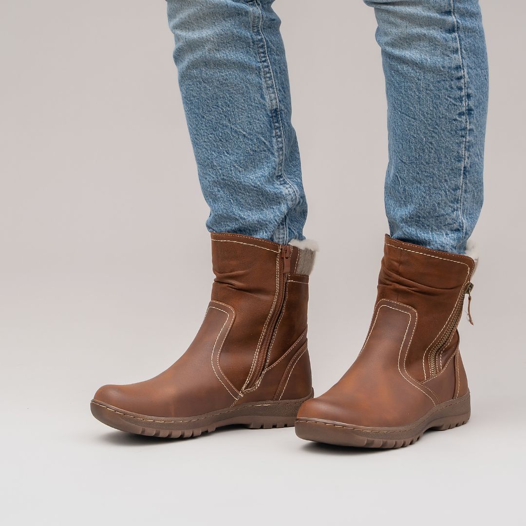 CC Resorts Glenda brown boots with ankle-high design and stylish laces, perfect for casual and trendy outfits.