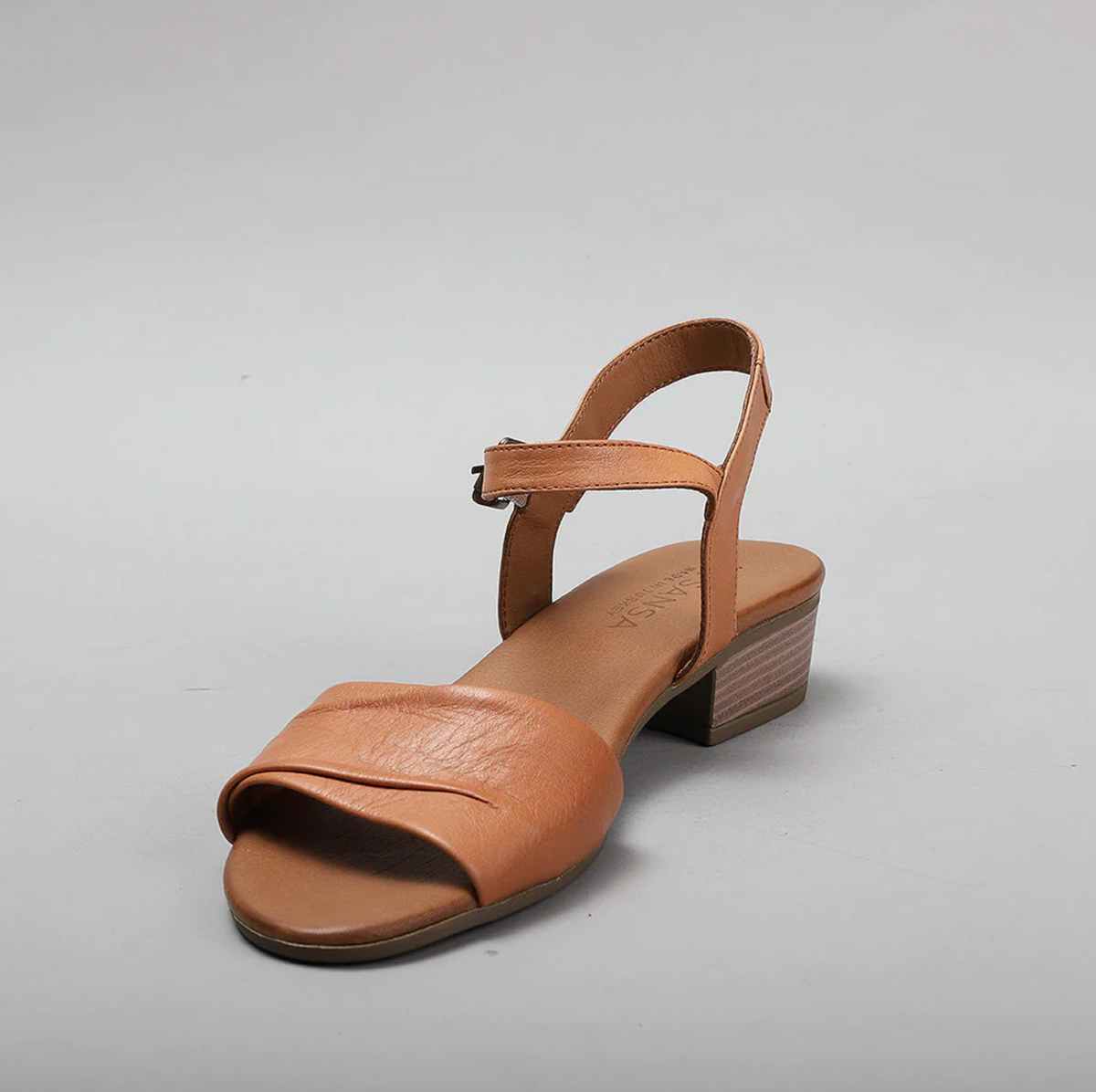Le Sansa Lesansa Delta Tan sandals with open toe design and ankle straps, casual footwear for warm weather.