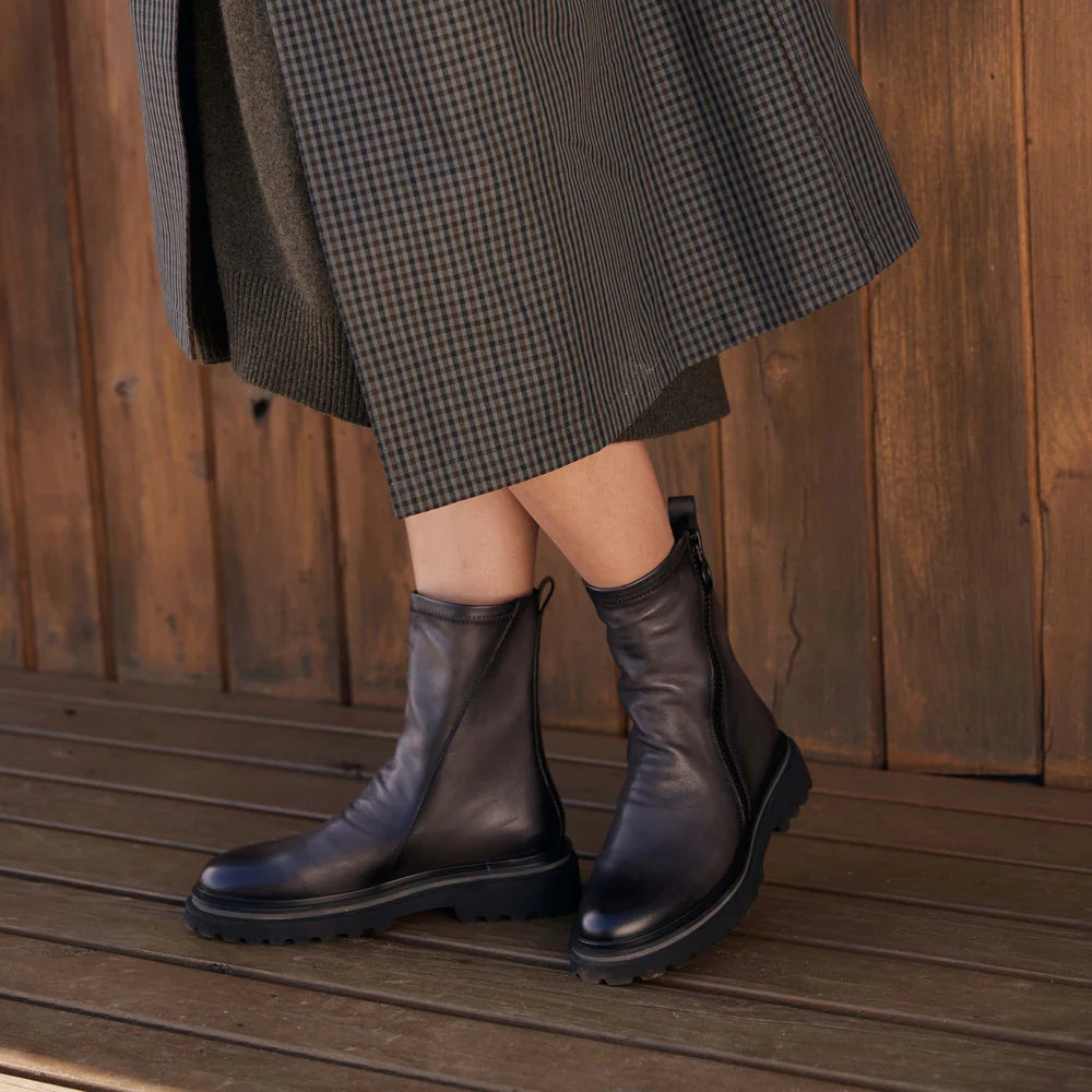 Eos Skarlet iron boots in black leather with lace-up design and chunky soles, stylish and durable footwear for women.