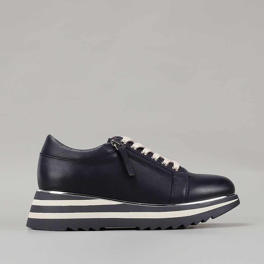 Le Sansa Skippa navy sneakers with white soles and laces, showcasing a stylish casual footwear design.