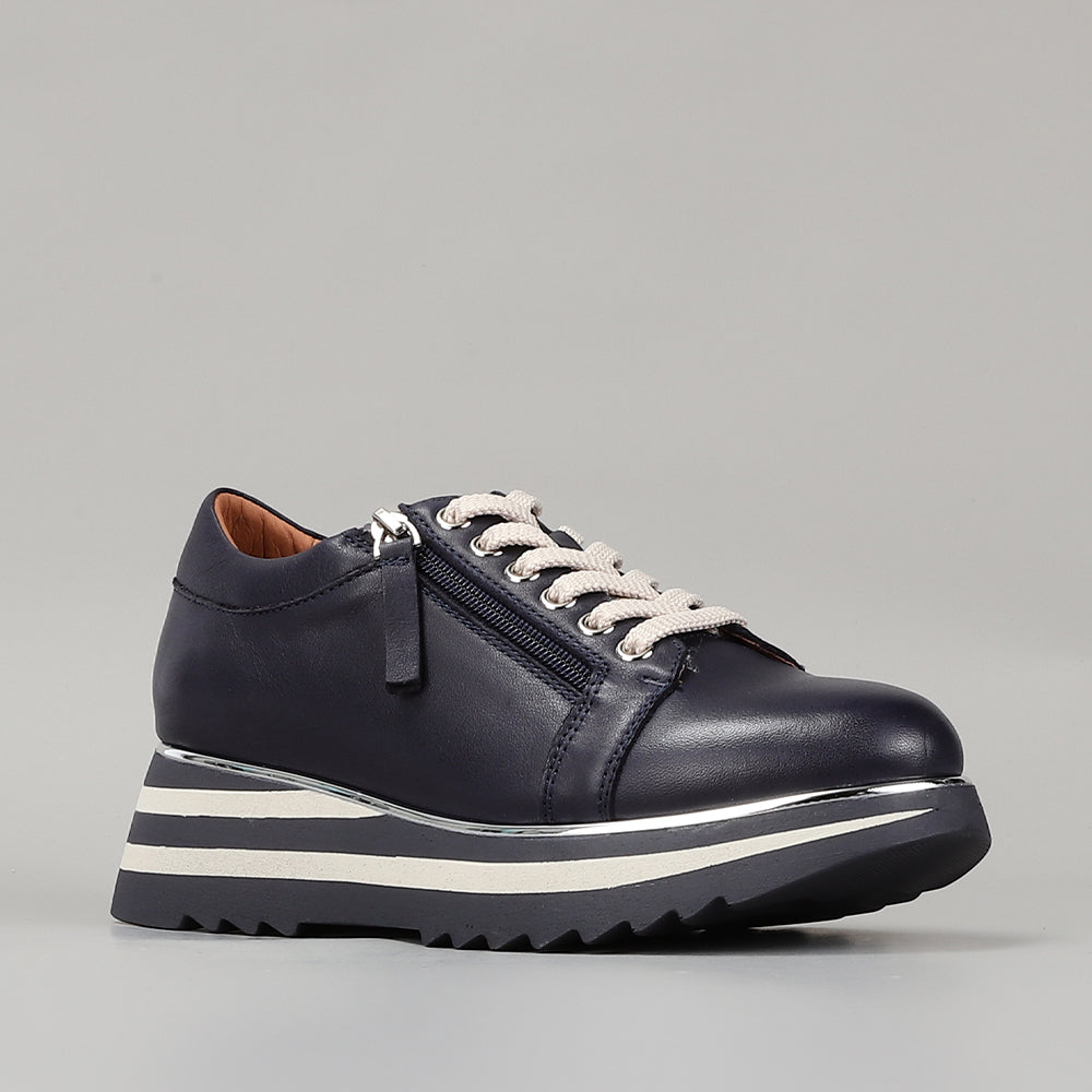 Le Sansa Skippa navy sneakers with white soles and laces, featuring a sleek, casual design perfect for everyday wear.