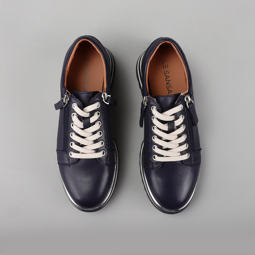 Le Sansa Skippa navy sneakers with white soles and laces, casual footwear for everyday wear.
