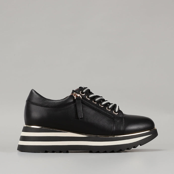 Black Le Sansa Skippa sneakers with white soles and sleek design, ideal for casual and athletic wear.