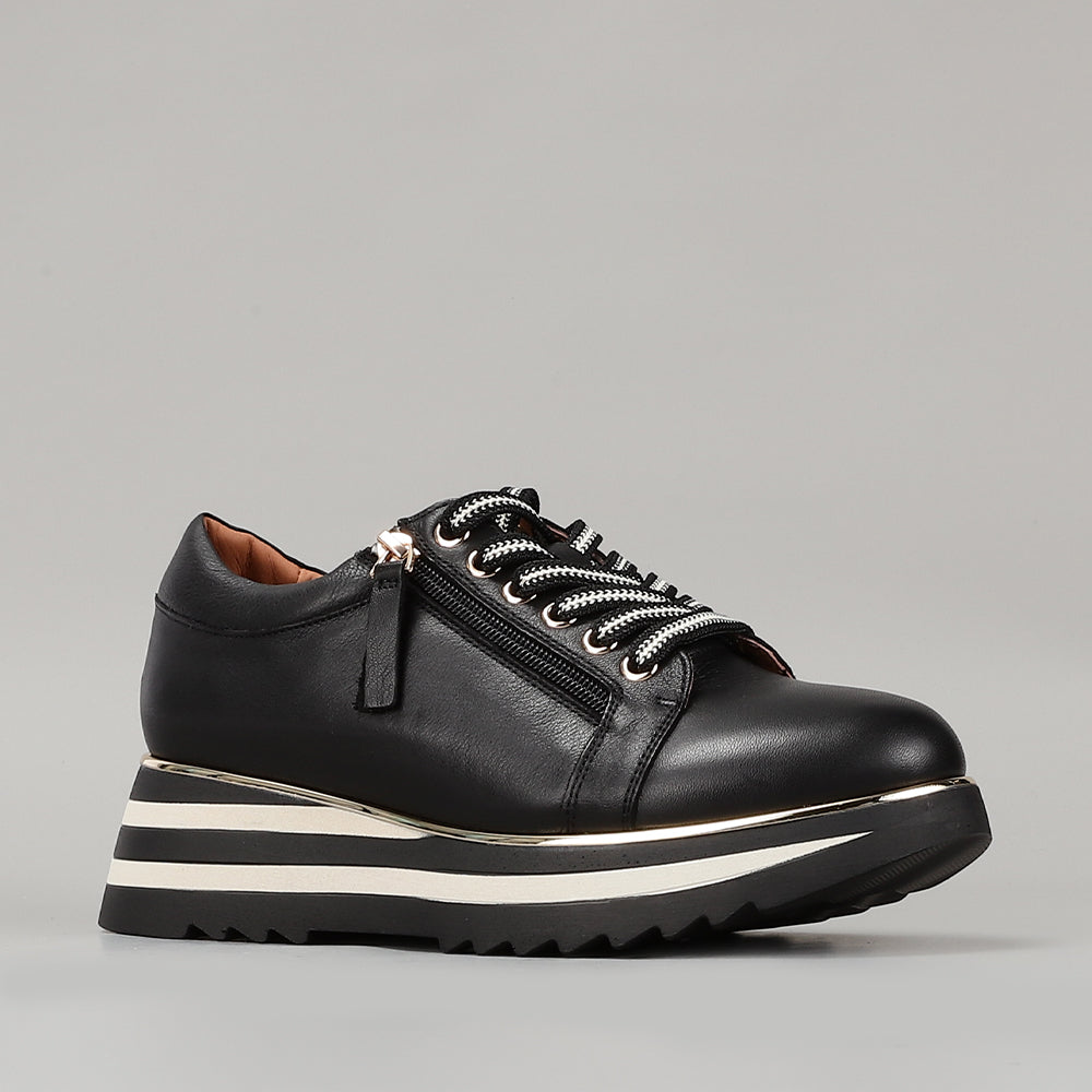 Black Le Sansa Skippa sneakers with sleek design and white sole, lightweight and comfortable for everyday wear.
