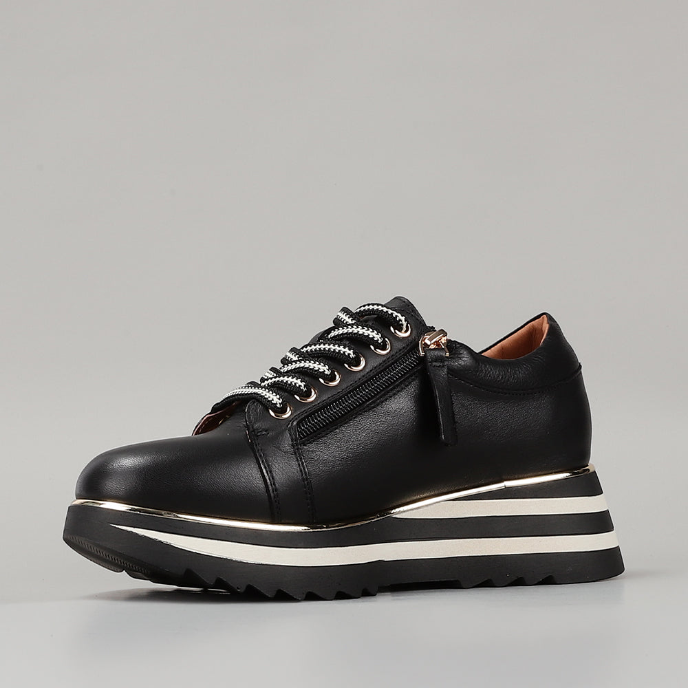 Black Le Sansa Skippa sneakers with sleek design and cushioned soles, perfect for casual and sporty wear.