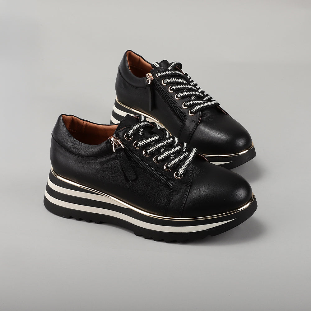 Le Sansa Skippa black sneakers with sleek design and white sole, showcasing casual footwear for everyday wear.