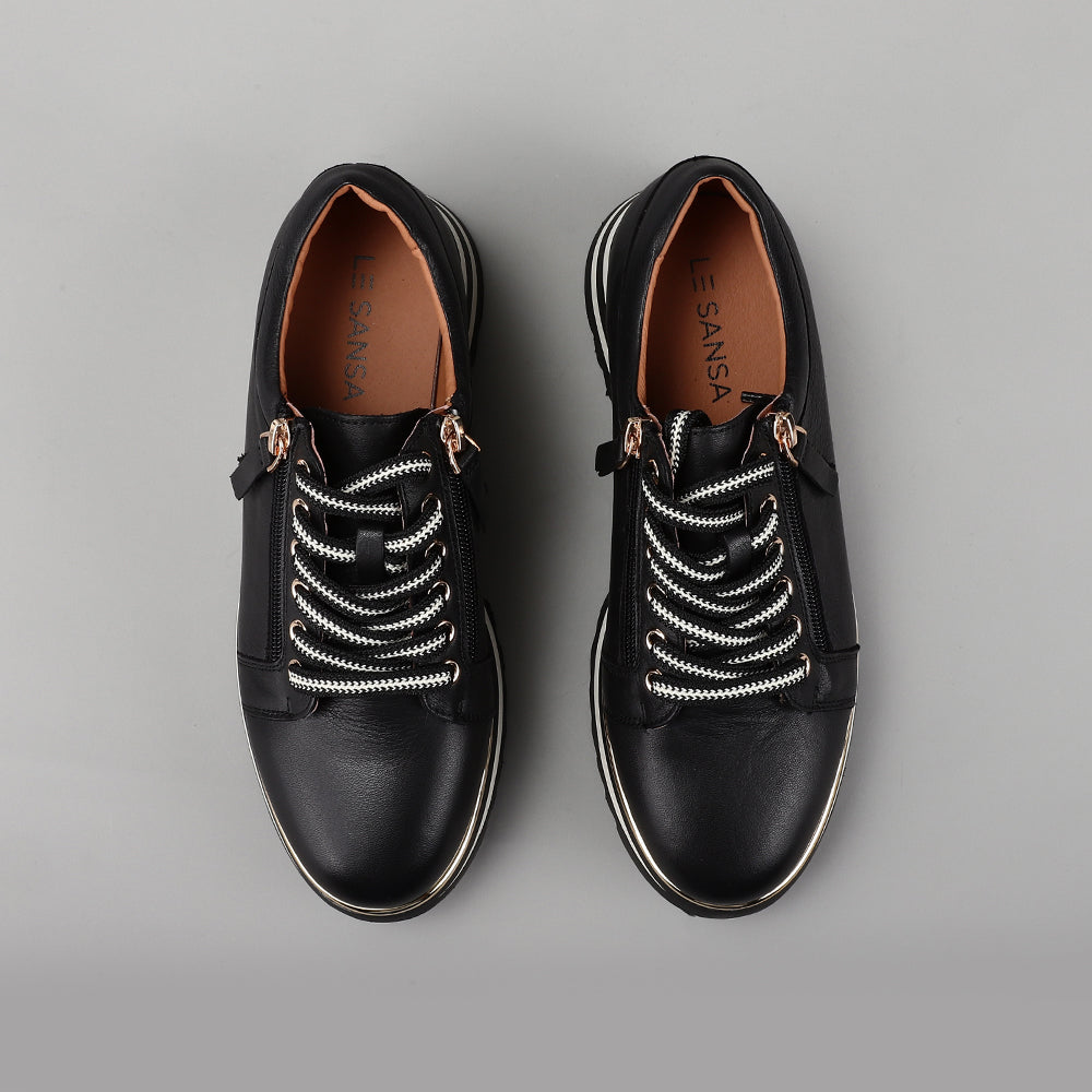 Black Le Sansa Skippa sneakers with sleek design and white sole, showcasing the stylish and comfortable footwear.