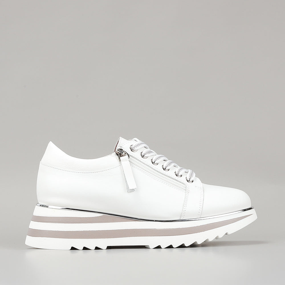 Le Sansa Skippa white sneakers with stylish design, featuring white leather and sleek laces for casual and athletic wear.