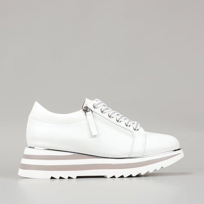 White Le Sansa Skippa sneakers with sleek design and comfortable fit, displayed on clean background.