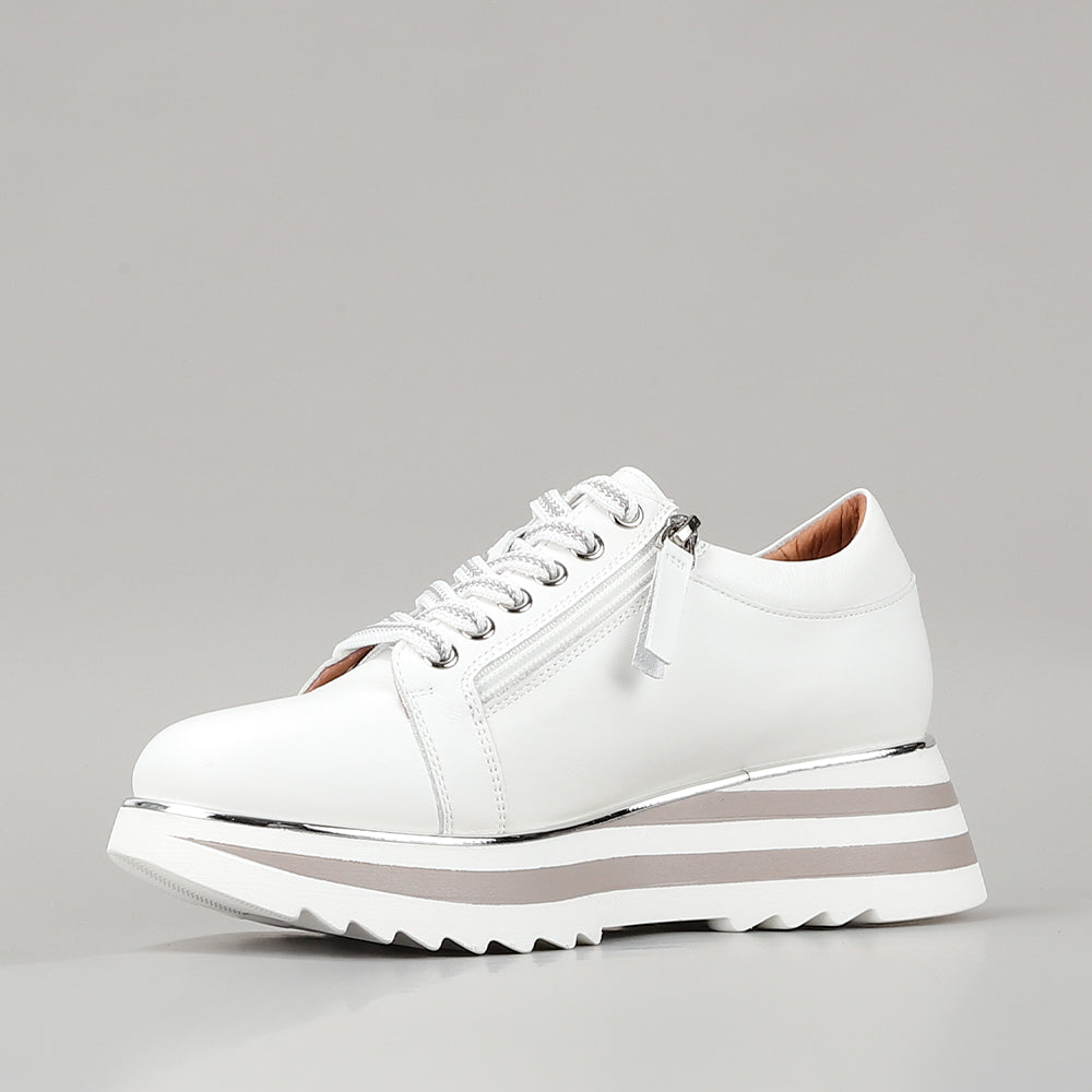 White Le Sansa Skippa sneakers featuring a sleek design and comfortable fit, perfect for casual and sporty looks.