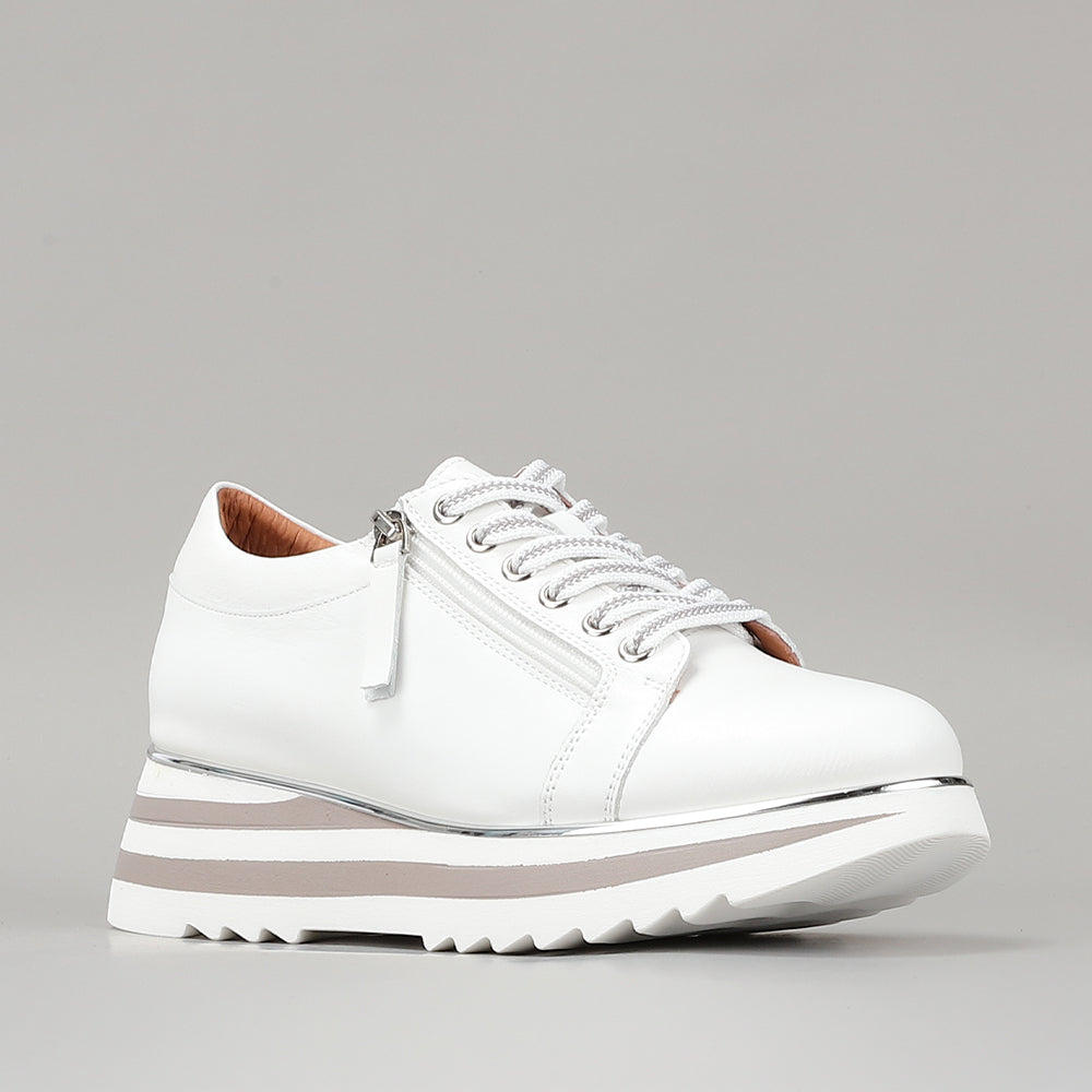 Le Sansa Sippa white sneakers with clean design and white laces, showcasing a casual and stylish footwear option.