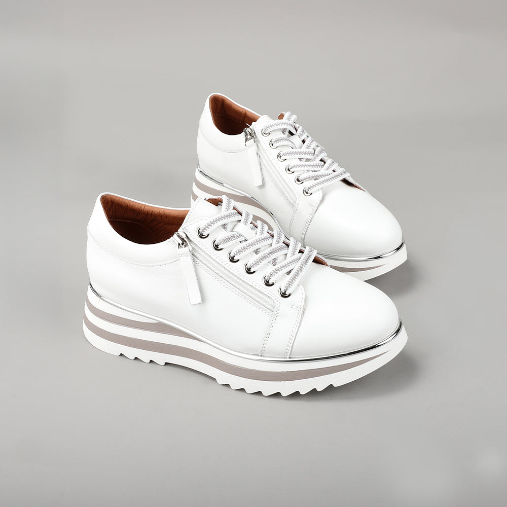White Le Sansa Sansa Skippa sneakers with clean design and white laces, stylish casual footwear for everyday wear.