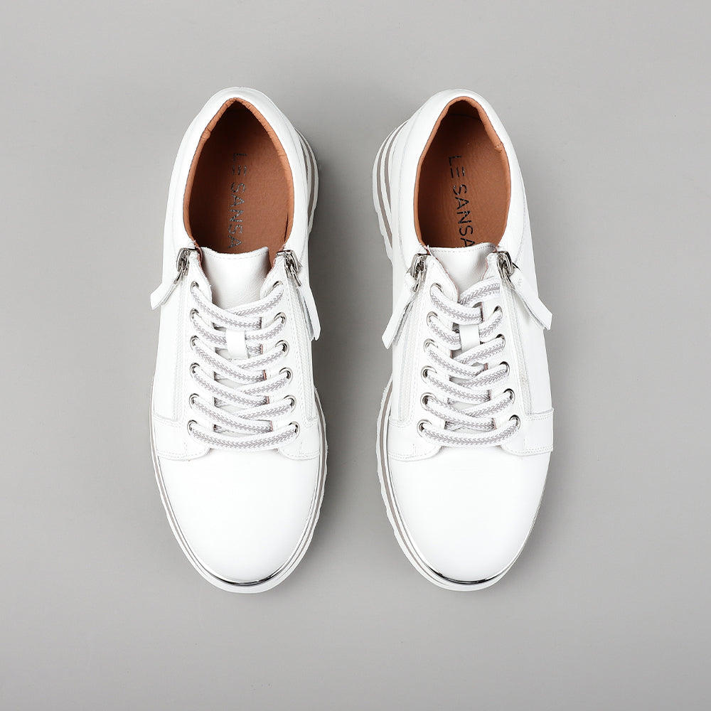 White Le Sansa Skippa sneakers featuring a sleek design and comfortable fit, perfect for casual and sporty outfits.