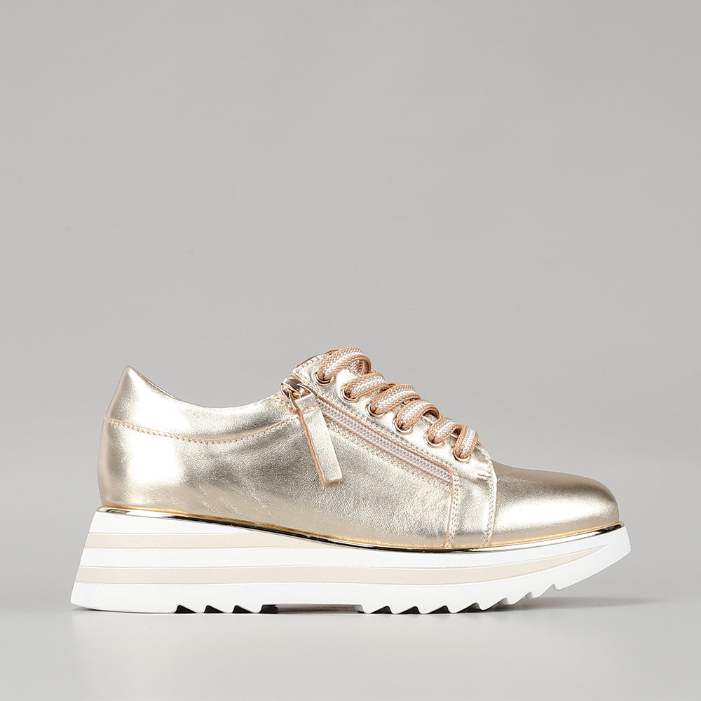 Light gold Le Sansa Skippa sneakers with stylish design and comfortable fit, featuring laced closure and modern athletic style.