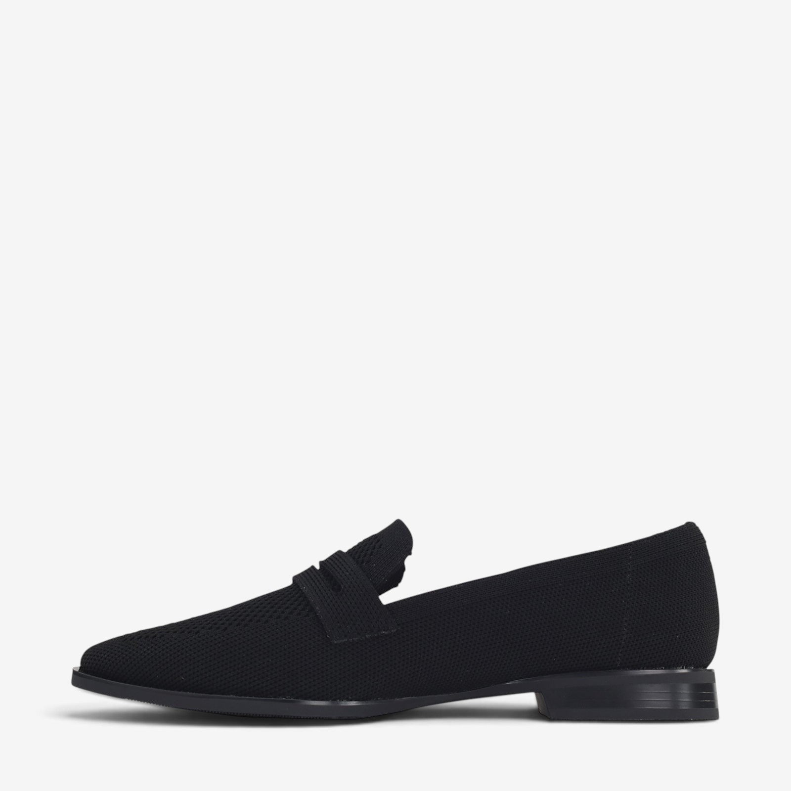 Black Los Cabos Syriana slip-on shoes with sleek design and comfortable fit, displayed on a white background.