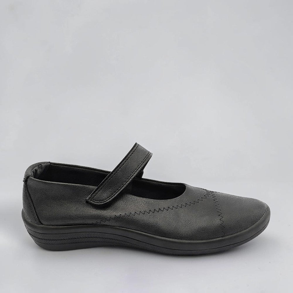 Arcopedico Triglav black Mary Jane shoes with rounded toe and adjustable strap, made of soft leather for comfortable wear.