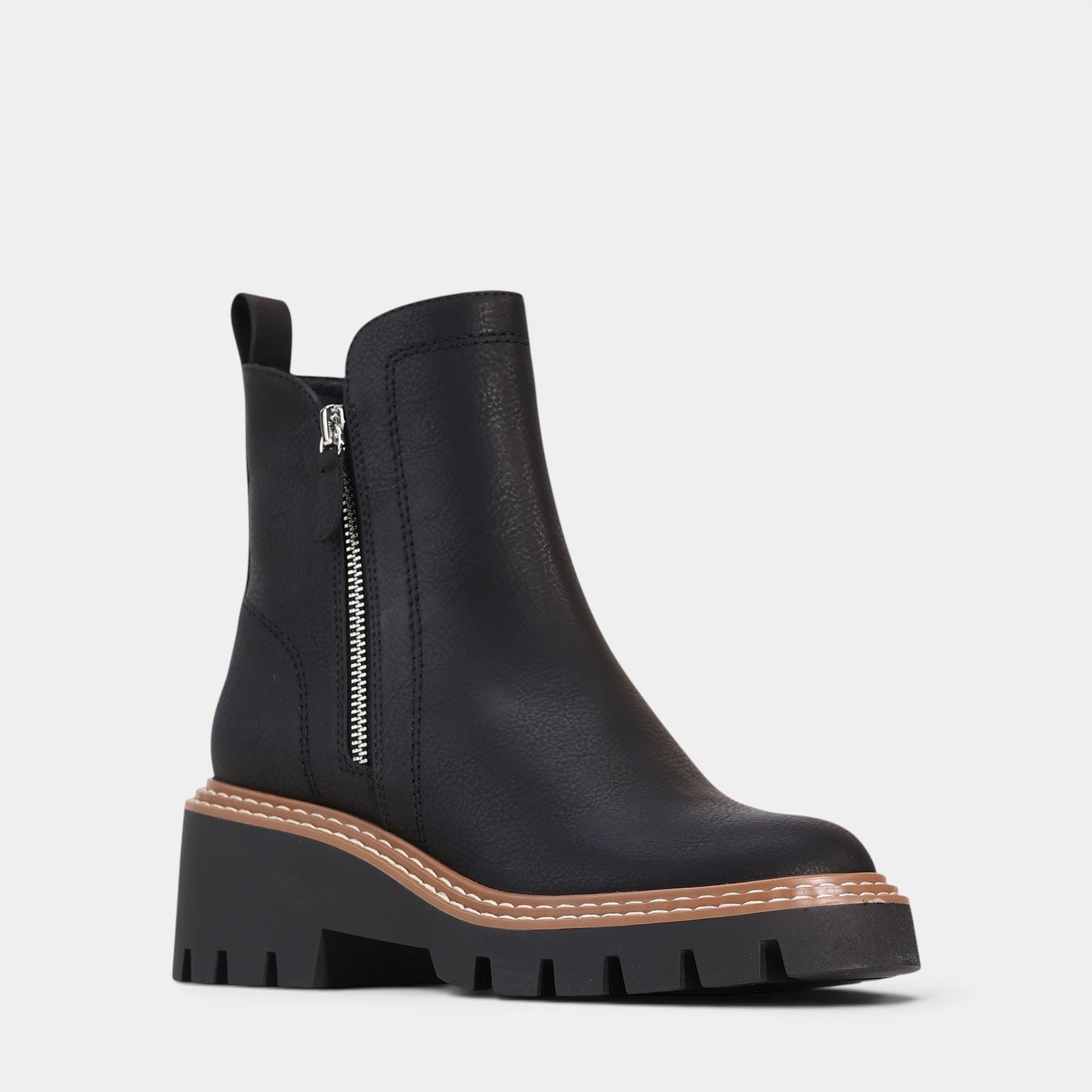 Black Los Cabos Vianne boots with sleek design, pointed toes, and mid-height heels, shown on a neutral background.