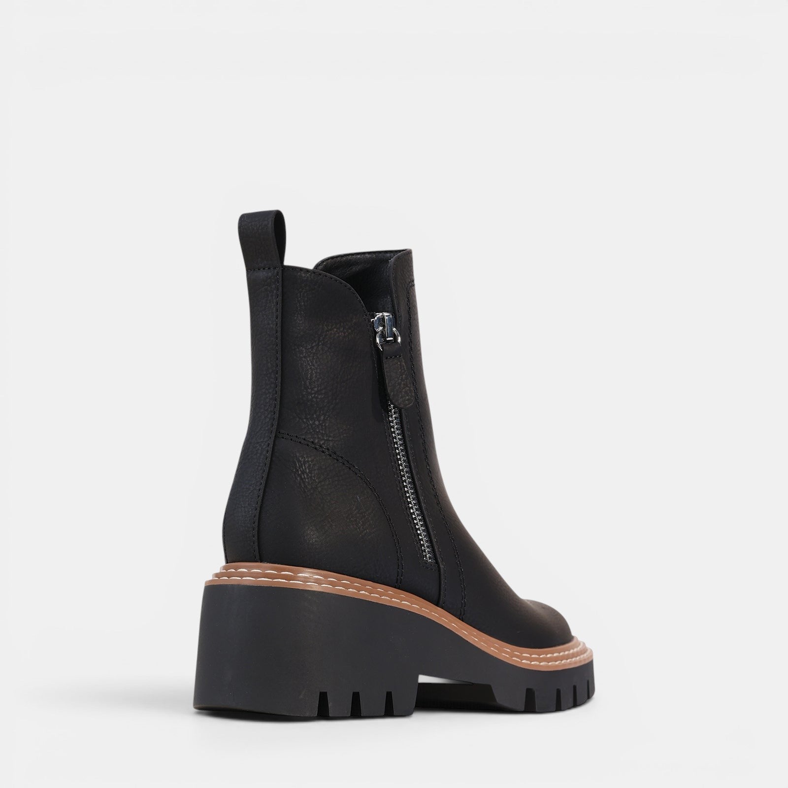 Black Los Cabos Vianne boots with pointed toes and chunky heels, made from smooth leather for a stylish, modern look.