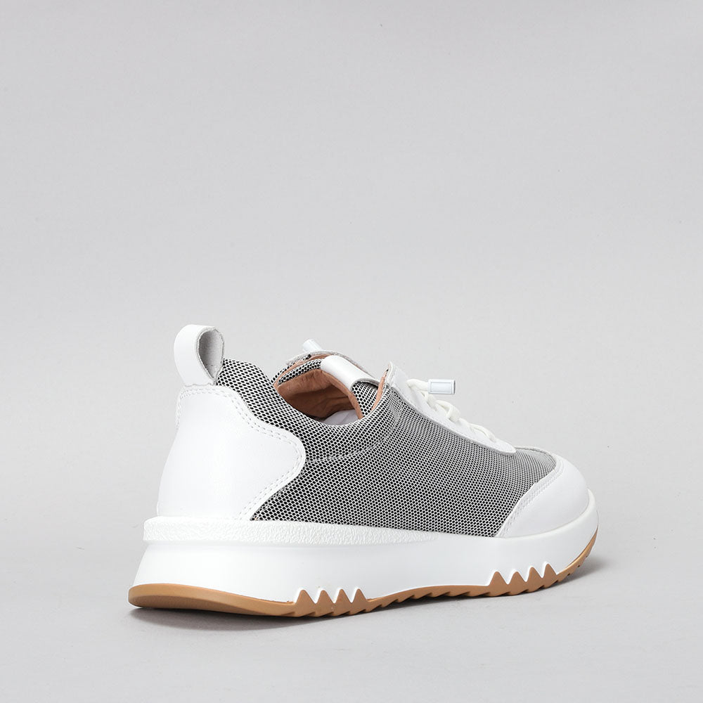 White CC RESORTS WALKY sneakers with stylish design, featuring comfortable laces and a sleek, modern look.