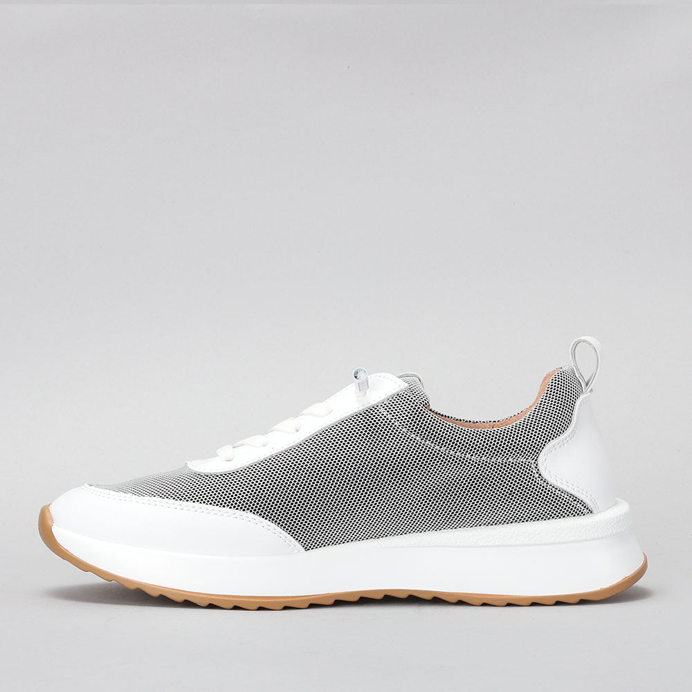 White CC RESORTS WALKY sneakers featuring a sleek design, ideal for casual and resort wear.