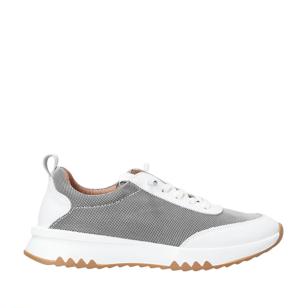CC RESORTS WALKY WHITE sneakers, stylish white athletic shoes with laces and cushioned soles, suitable for casual wear.