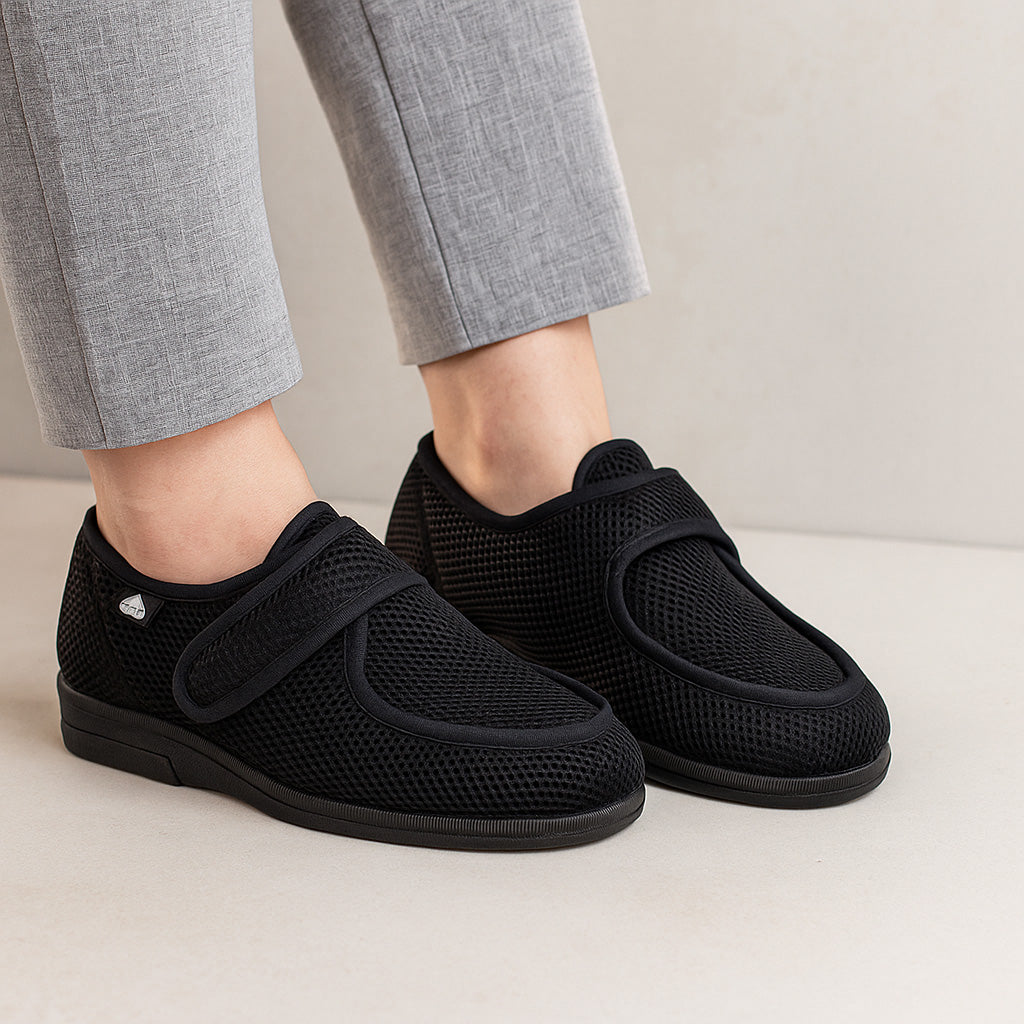 Celia Ruiz WALLABY black slippers with soft fabric and slip-on design, ideal for indoor comfort and casual wear.