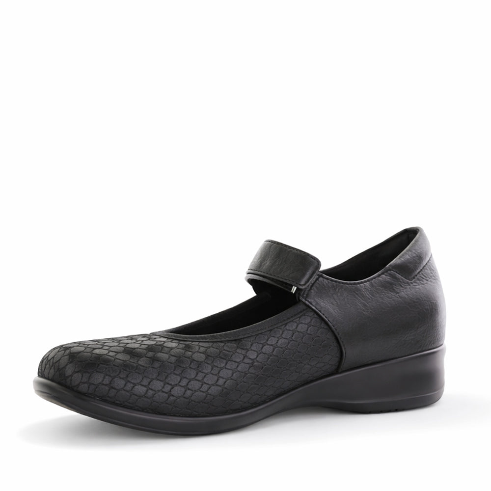 Naked Arches Yaser Black casual shoes with sleek black design and comfortable sole, suitable for everyday wear.